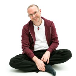 Stephen Wells Sensational Business Coach - casual seated crossed legs