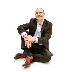 Stephen Wells Sensational Business Coach - smart seated crossed legs